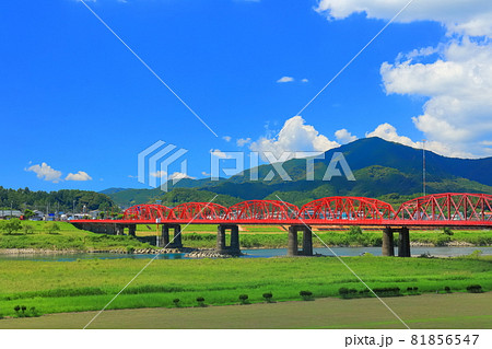 【高知県】晴天下の四万十川橋(赤鉄橋) 81856547