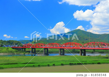 【高知県】晴天下の四万十川橋(赤鉄橋) 81856548