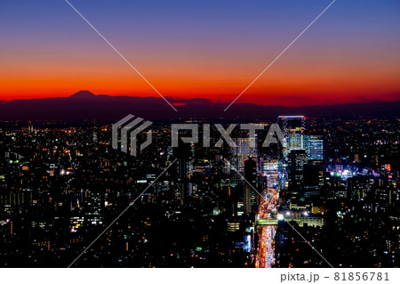 東京　夕暮れ富士山と渋谷 81856781