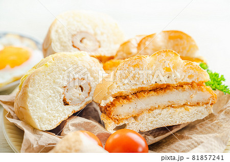 朝食イメージ　惣菜パン 81857241