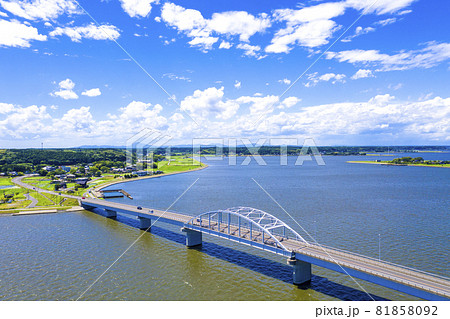 茨城県の北浦と鹿行大橋、遠方に筑波山を俯瞰撮影 81858092