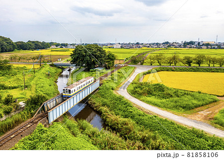 常総市(大宝駅~下妻駅)の田園地帯を走行する関東鉄道常総線の普通列車(茨城県下妻市) 常総市(大宝駅~下妻駅)の田園地帯を走行する関東鉄道常総線の普通列車(茨城県下妻市) 81858106