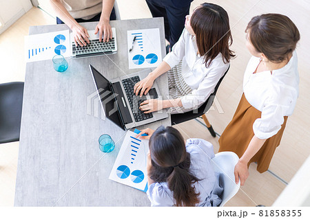 ベンチャー企業で働く若いオフィスワーカー 81858355