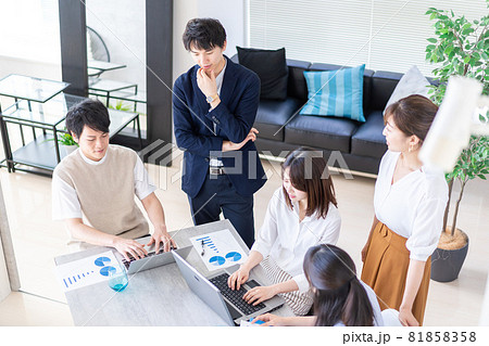 ベンチャー企業で働く若いオフィスワーカー 81858358