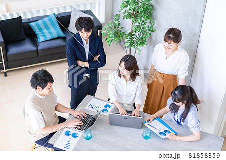 ベンチャー企業で働く若いオフィスワーカー ベンチャー企業で働く若いオフィスワーカー 81858359