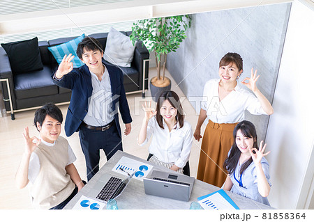 ベンチャー企業で働く若いオフィスワーカー ベンチャー企業で働く若いオフィスワーカー 81858364