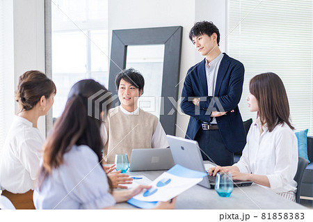 ベンチャー企業で働く若いオフィスワーカー 81858383