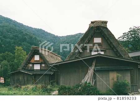 夏の白川郷にある茅葺屋根の家 81859233