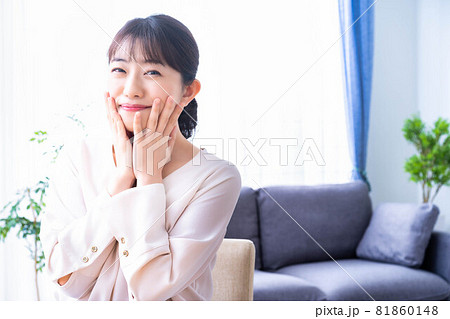 フェイスケアで肌の潤いを実感する女性 フェイスケアで肌の潤いを実感する女性 81860148