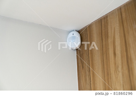 detector is device for signal when a controlled environmental parameter changes. 81860296