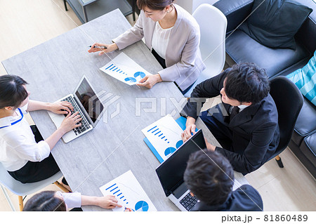 綺麗なオフィスで働く若い会社員 81860489