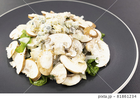 美味しいフレッシュマッシュルームのサラダ 美味しいフレッシュマッシュルームのサラダ 81861234