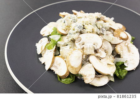 美味しいフレッシュマッシュルームのサラダ 美味しいフレッシュマッシュルームのサラダ 81861235