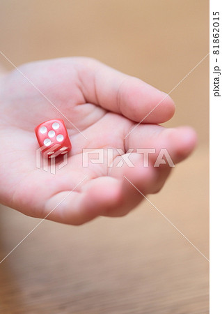 サイコロを振る女の子の手 81862015