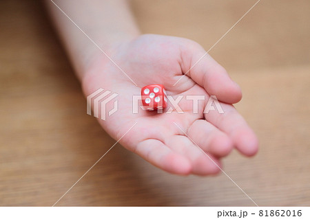 サイコロを振る女の子の手 81862016