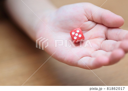 サイコロを振る女の子の手 81862017
