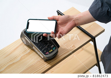 女性　非接触決済イメージ 81862473