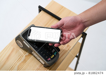男性 非接触決済イメージ 男性 非接触決済イメージ 81862474