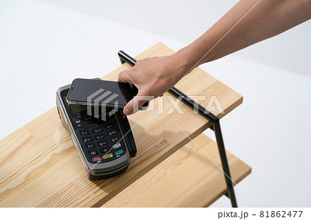 男性 非接触決済イメージ 男性 非接触決済イメージ 81862477