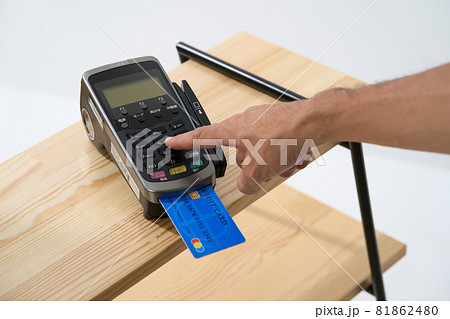 男性　非接触決済イメージ 81862480