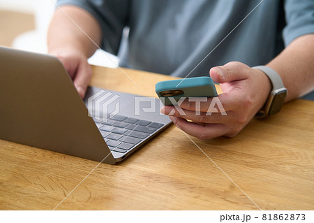 男性　スマホ　パソコン 81862873