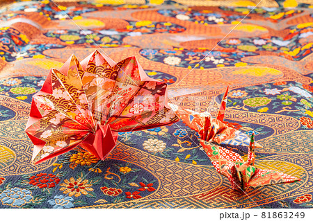 折り鶴　年賀状素材　祝い事 81863249