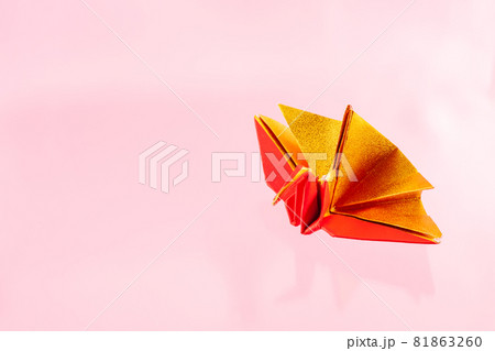 折り鶴　年賀状素材　祝い事 81863260