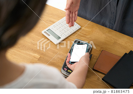 女性　非接触決済イメージ 81863475