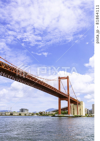 美しい若戸大橋（福岡県北九州市） 81864111