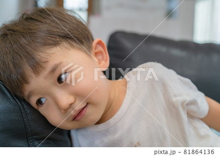 イヤイヤ期の子供　男の子 81864136
