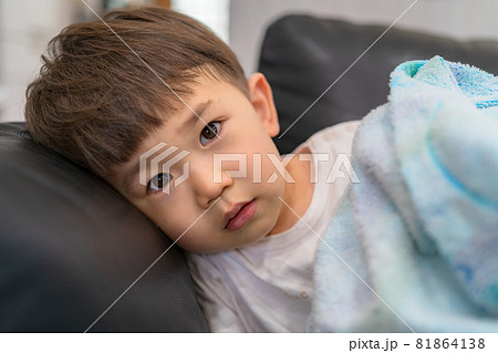 イヤイヤ期の子供　男の子 81864138