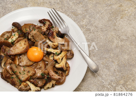 キノコのグリル卵黄のせ キノコのグリル卵黄のせ 81864276