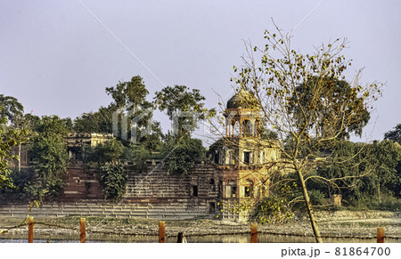 Old abandoned building on Yamuna river bank - Agra, Uttar Pradesh, India Old abandoned building on Yamuna river bank - Agra, Uttar Pradesh, India 81864700