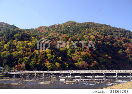 紅葉シーズンの嵐山渡月橋-8 81865298
