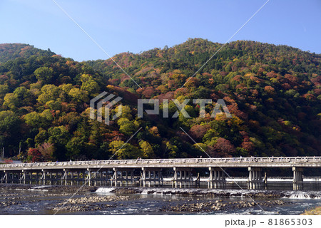紅葉シーズンの嵐山渡月橋-3 81865303