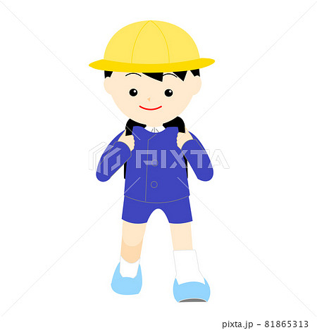 正面に向かって歩く男の子 81865313