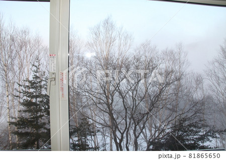 万座温泉、宿窓からの空吹 81865650