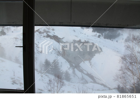 万座温泉、宿窓からの空吹 81865651