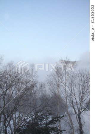 万座温泉、宿窓からの空吹 81865652