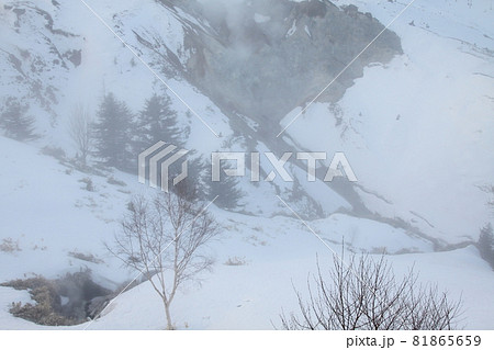 万座温泉、宿窓からの空吹 81865659