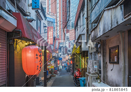 夕刻の三軒茶屋 裏路地の飲み屋街 東京都世田谷区 夕刻の三軒茶屋 裏路地の飲み屋街 東京都世田谷区 81865845
