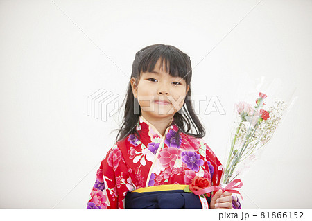卒園式の女の子 卒園式の女の子 81866152