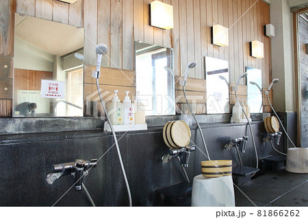 朝の万座温泉内風呂洗い場 81866262