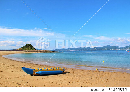 青い空と綺麗に透き通った海にバナナボート 青い空と綺麗に透き通った海にバナナボート 81866356