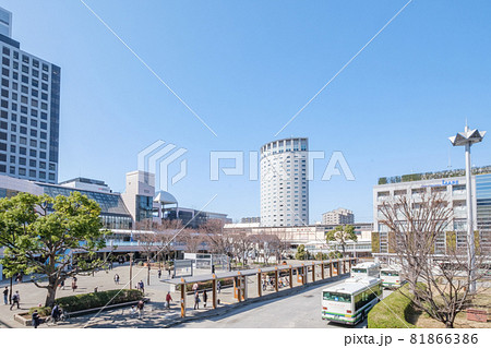 新浦安駅南口前　広々とした駅前広場とロータリー　千葉県浦安市 81866386