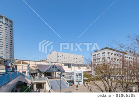 新浦安駅南口前　広々とした駅前広場　千葉県浦安市 81866388