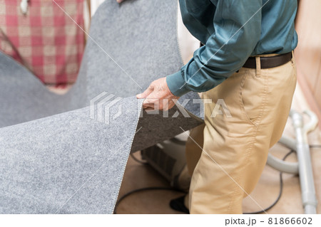 ホットカーペットを敷くシニア男性 81866602