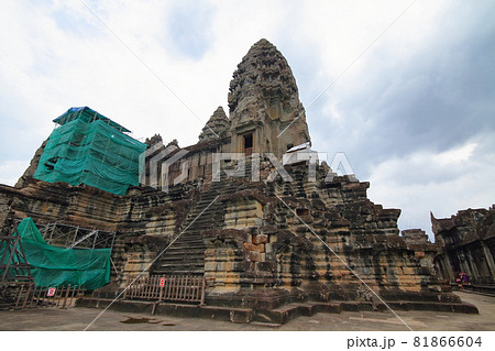 カンボジア シェムリアップ　2010年修復中の世界遺産アンコールワット遺跡中央祠堂 81866604