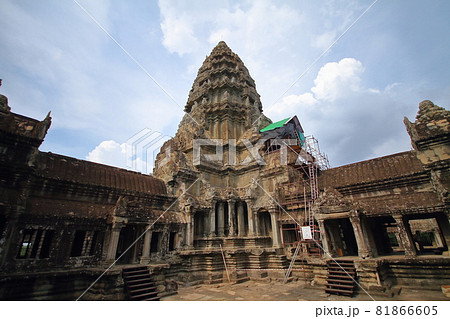 カンボジア シェムリアップ　2010年修復中の世界遺産アンコールワット遺跡中央祠堂 81866605