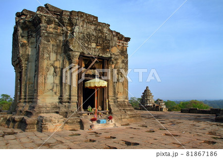 カンボジア シェムリアップ 世界遺産アンコールトム周辺遺跡群のピラミッド式寺院プノンバケンの主祠堂 カンボジア シェムリアップ 世界遺産アンコールトム周辺遺跡群のピラミッド式寺院プノンバケンの主祠堂 81867186